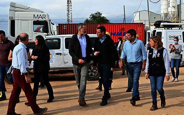 Los Reyes, Sánchez y Mazón durante su visita a Paiporta | Fuente: La Moncloa Los Reyes, Sánchez y Mazón durante su visita a Paiporta | Fuente: La Moncloa